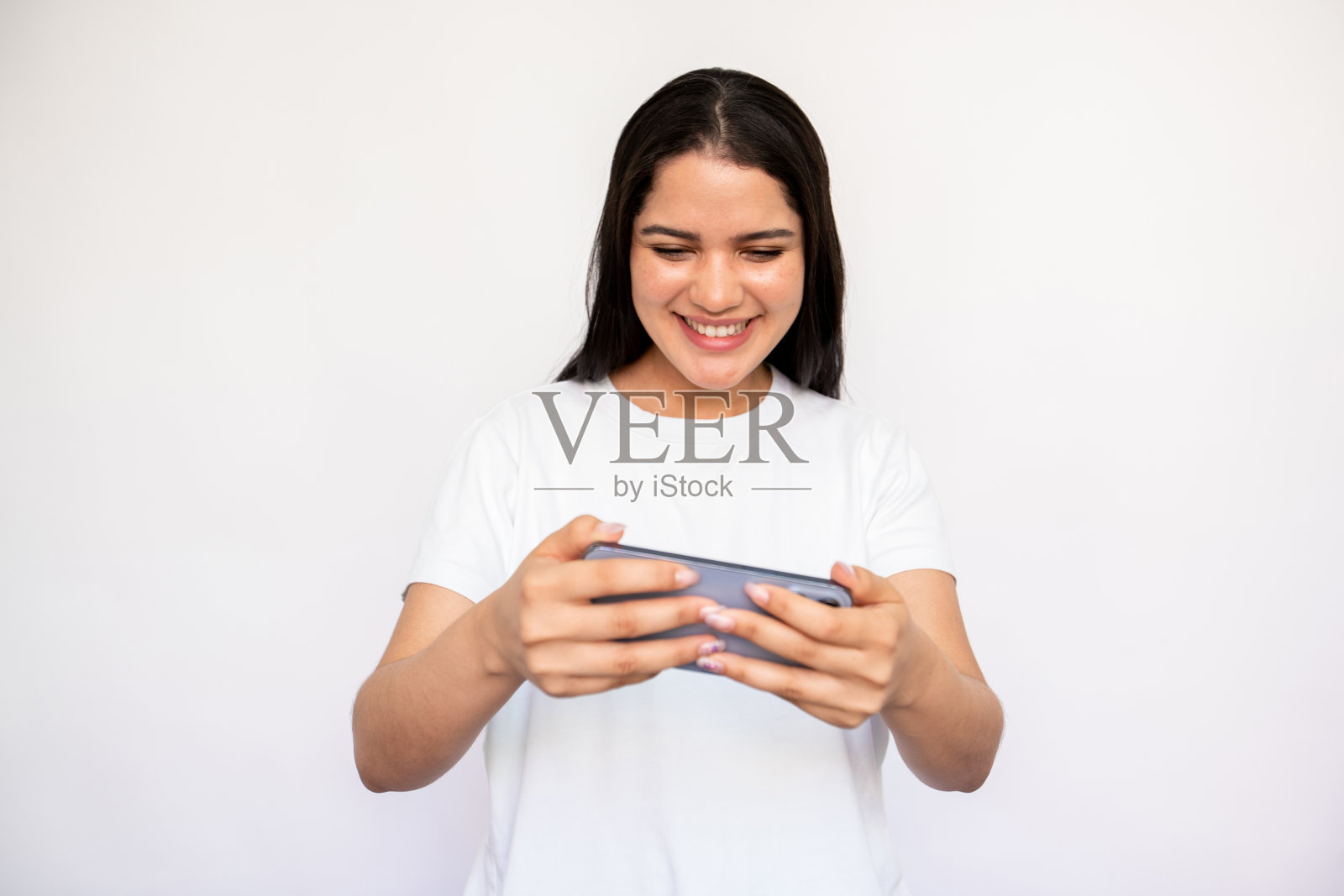 画像快乐的年轻女子玩游戏或看视频照片摄影图片