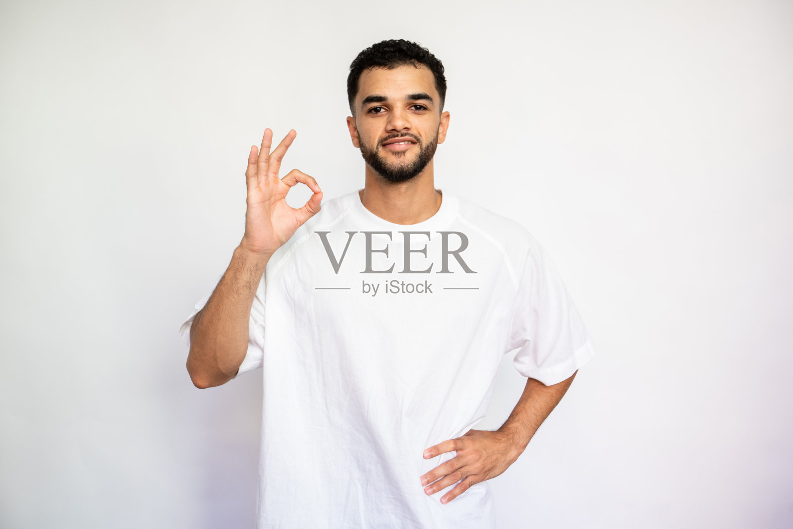 满意的年轻人的肖像显示ok的手势照片摄影图片