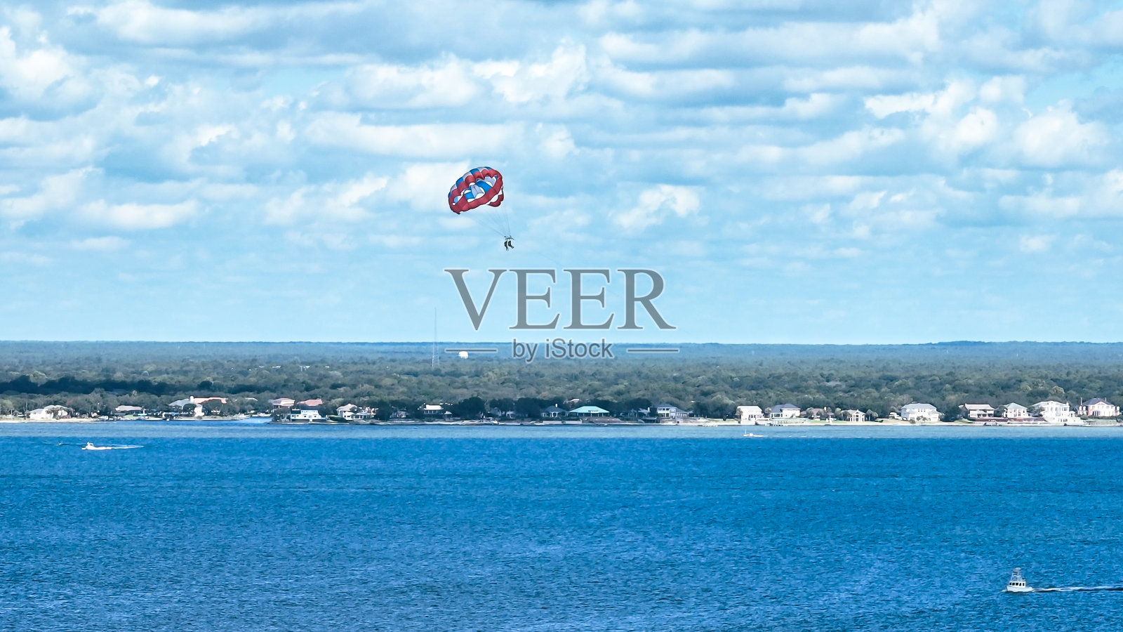 无人机视角下的潜水冒险照片摄影图片