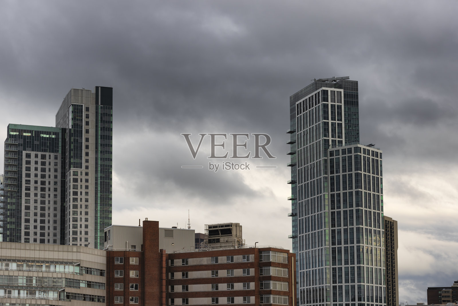 行驶在美国马萨诸塞州波士顿的高速公路上照片摄影图片