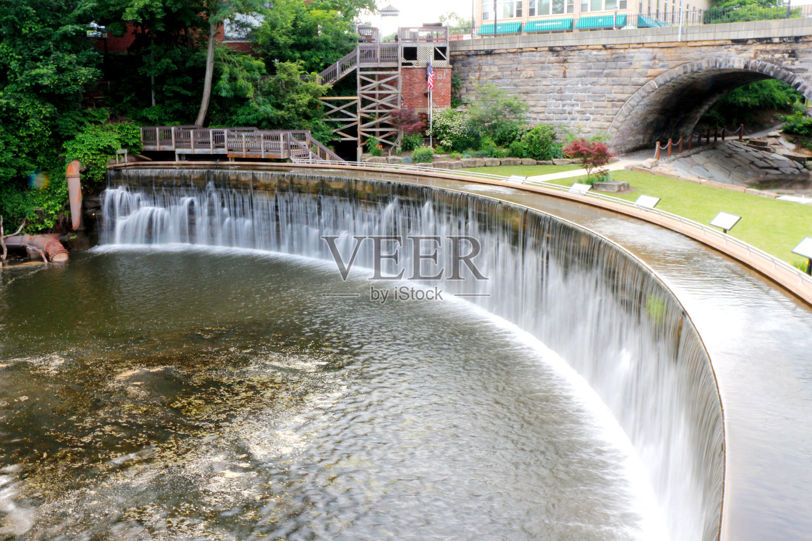 俄亥俄州肯特市的新月瀑布照片摄影图片