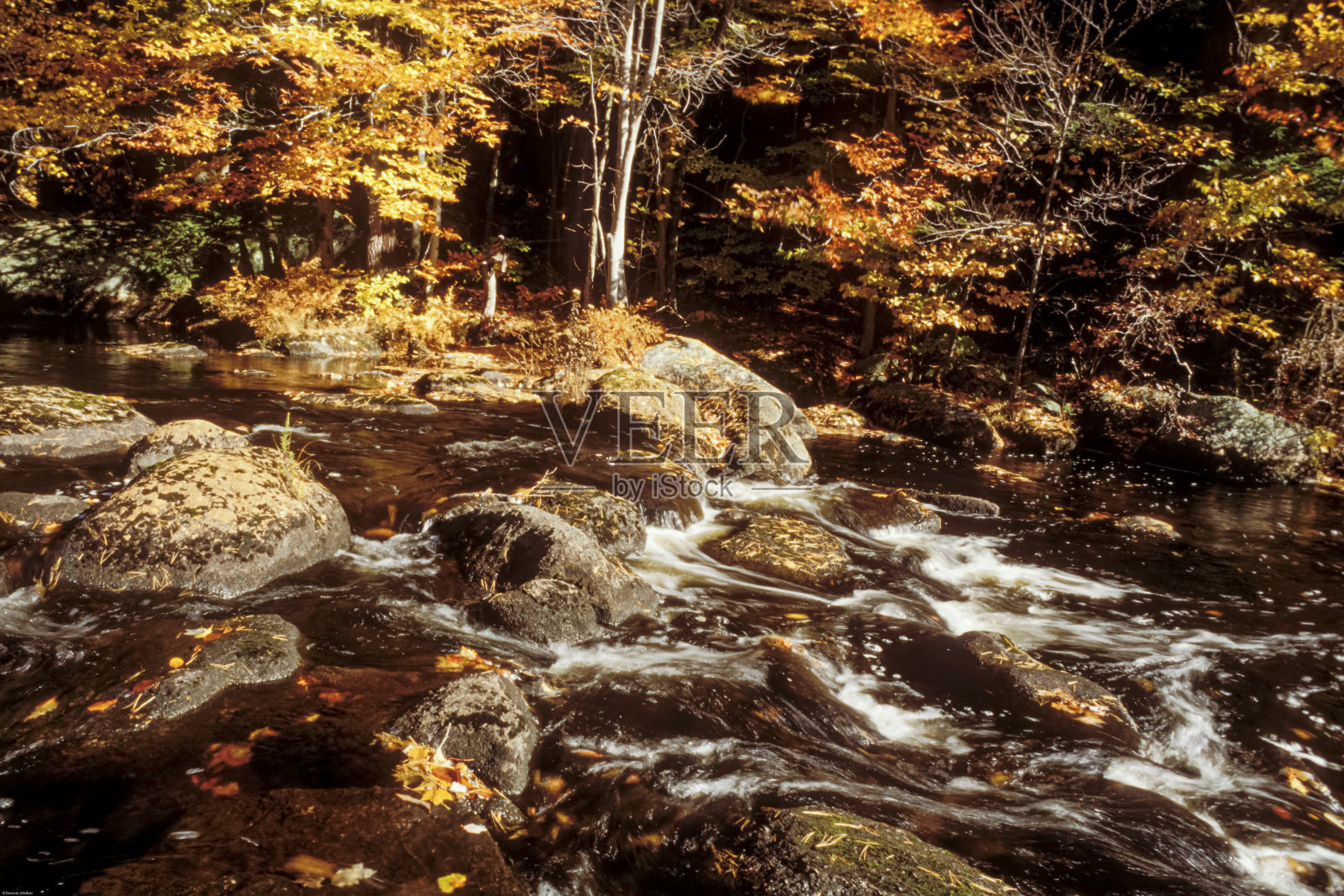 山上的瀑布照片摄影图片