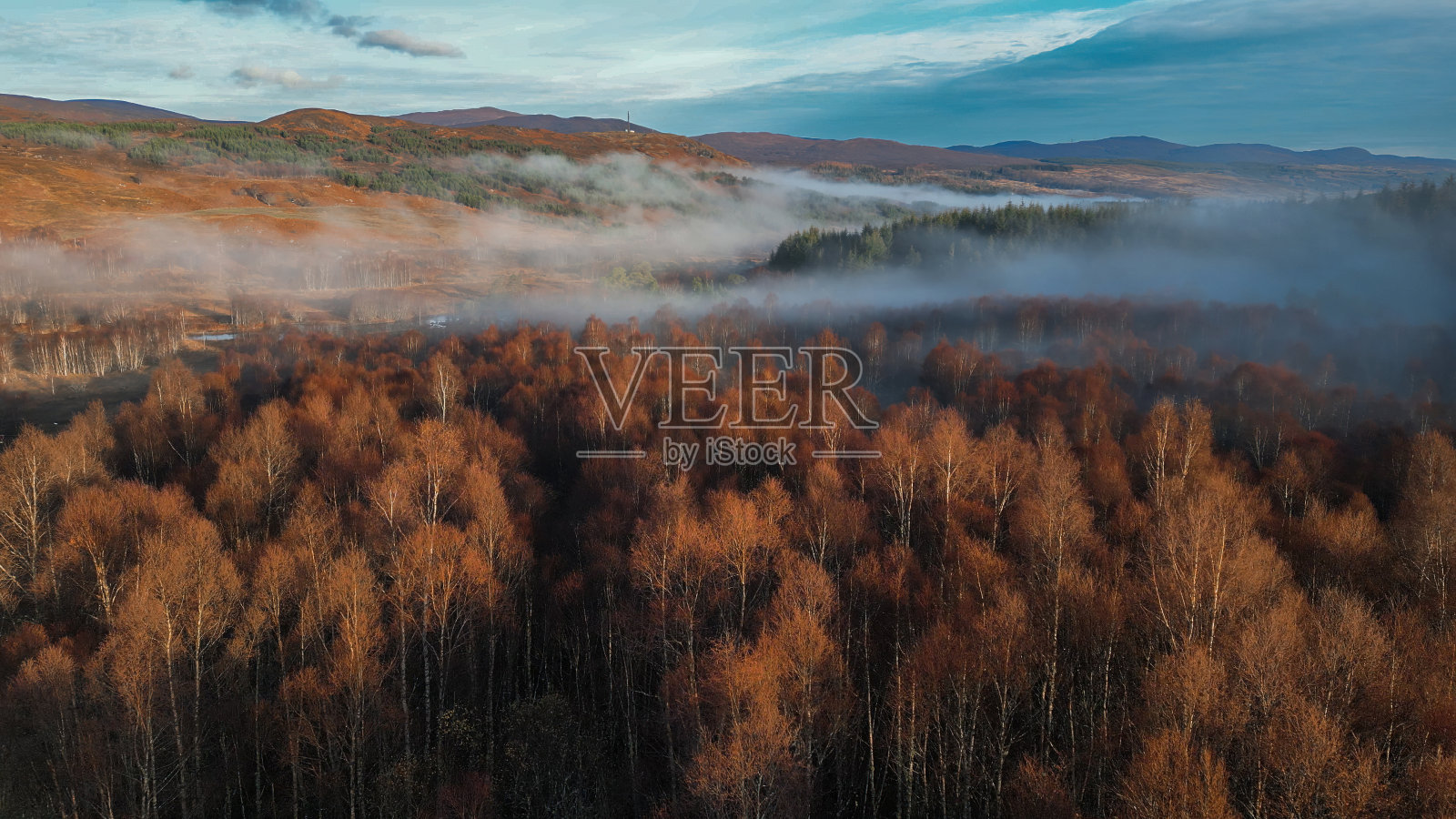 森林无人机拍摄的苏格兰高地乡村林地与美丽的低洼云靠近洛蒙德湖照片摄影图片