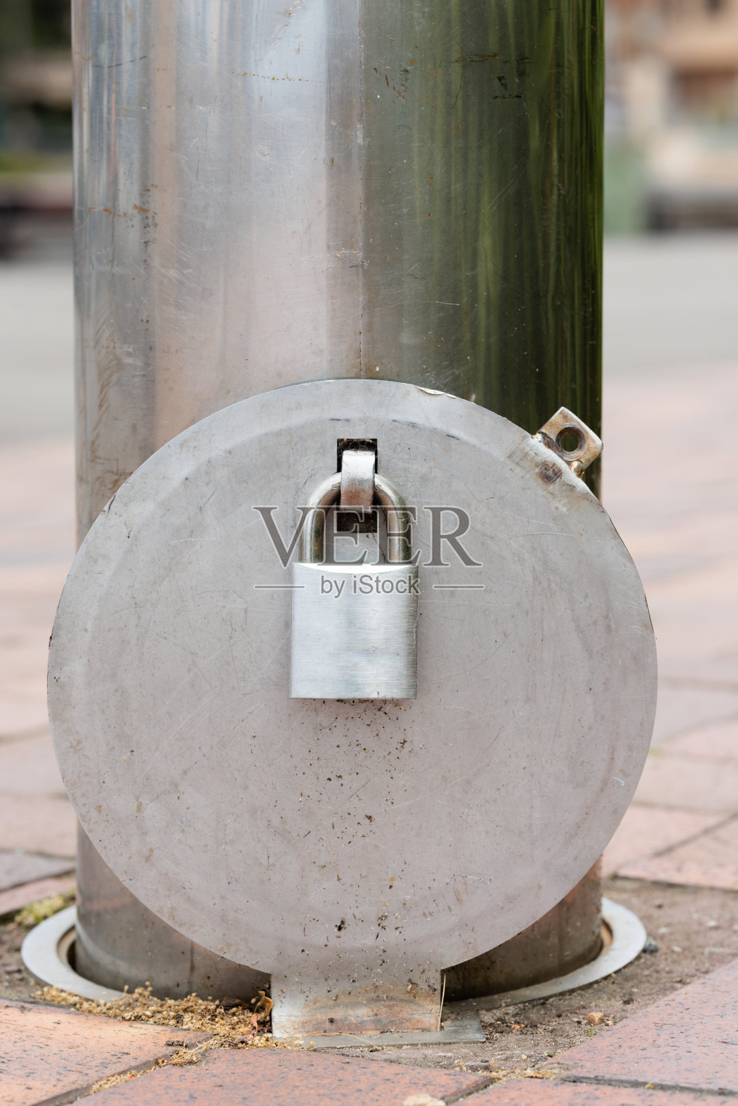 金属柱上的银挂锁照片摄影图片