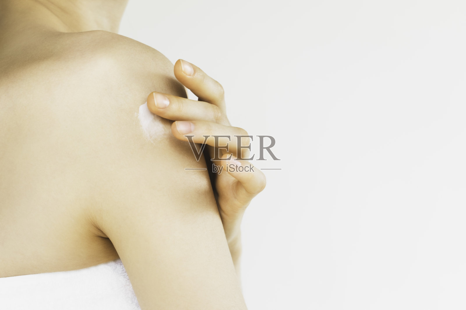 爱惜肌肤的女士，晒完太阳后涂上保湿霜照片摄影图片