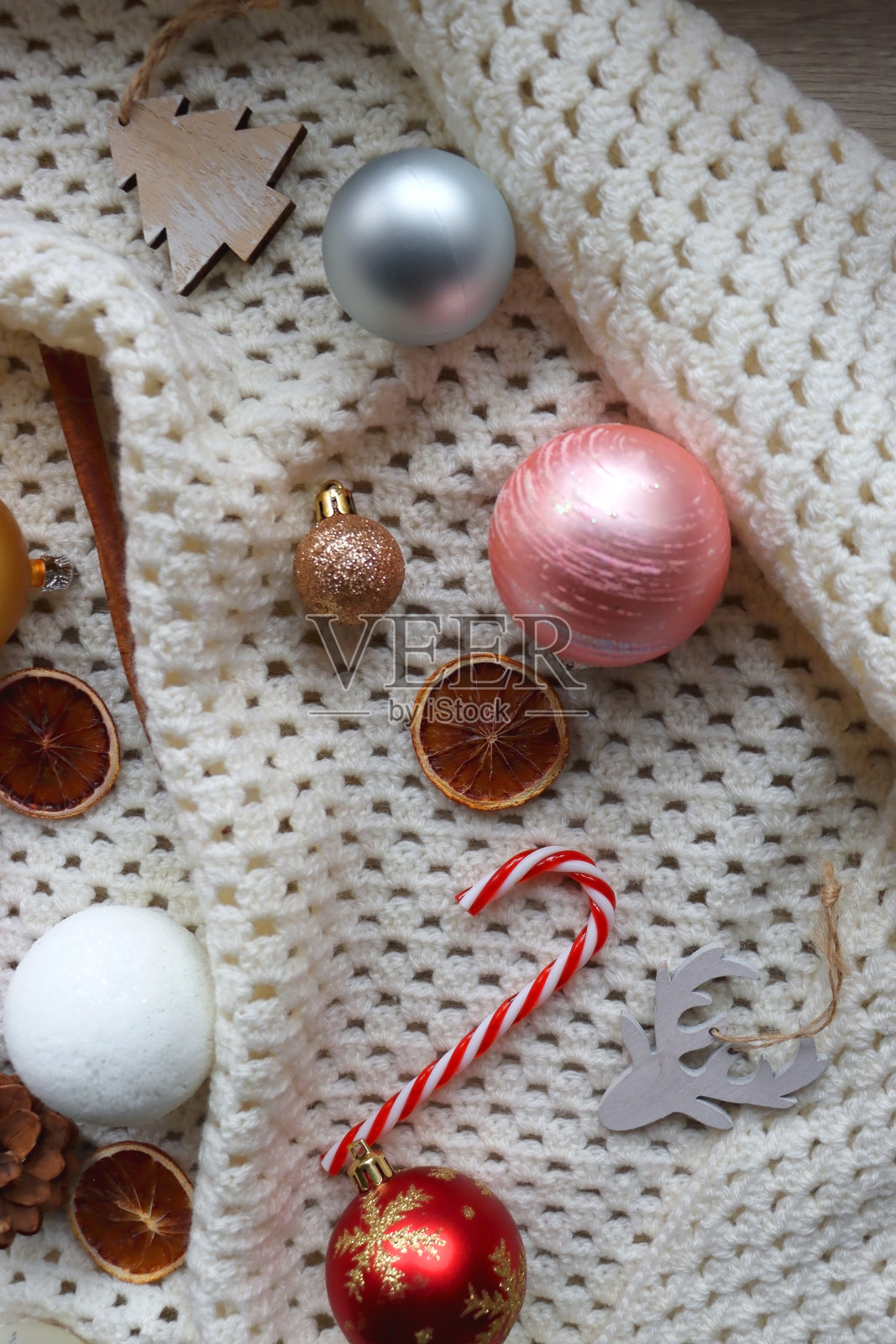圣诞装饰品和白色毯子照片摄影图片