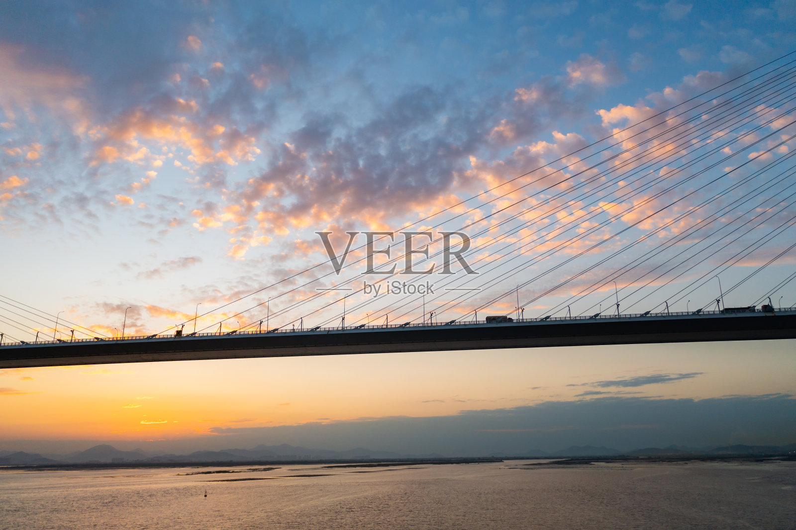 跨海大桥和日落后浪漫的云照片摄影图片