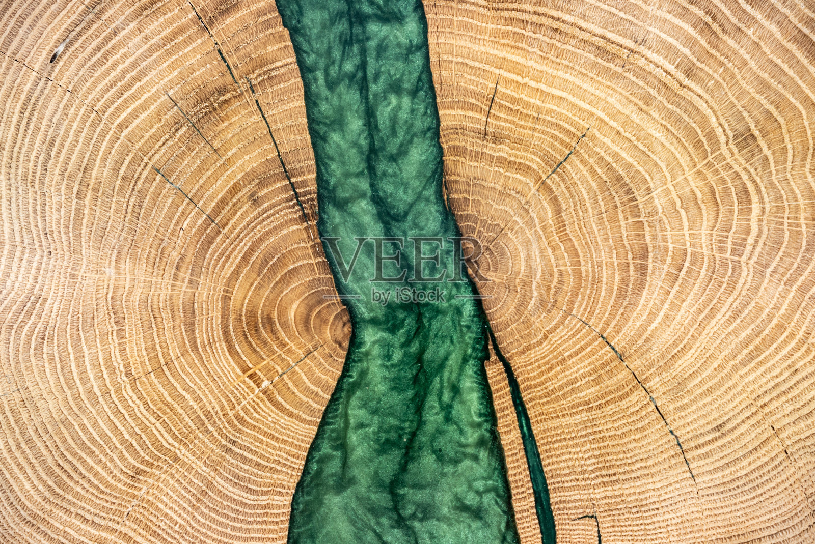 咖啡桌，客厅桌。树脂手工木桌。白色背景。照片摄影图片