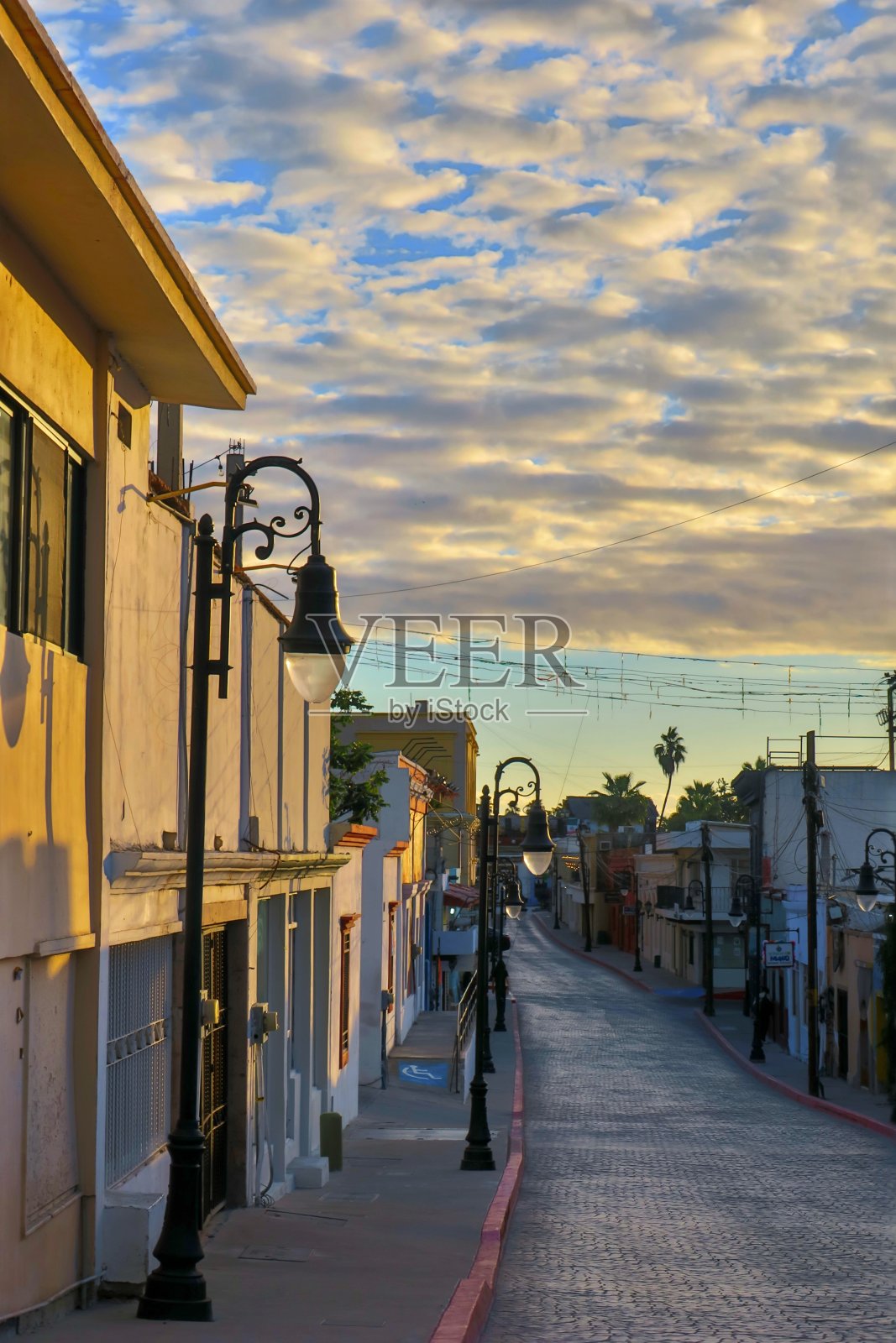 黎明的迷人小镇照片摄影图片