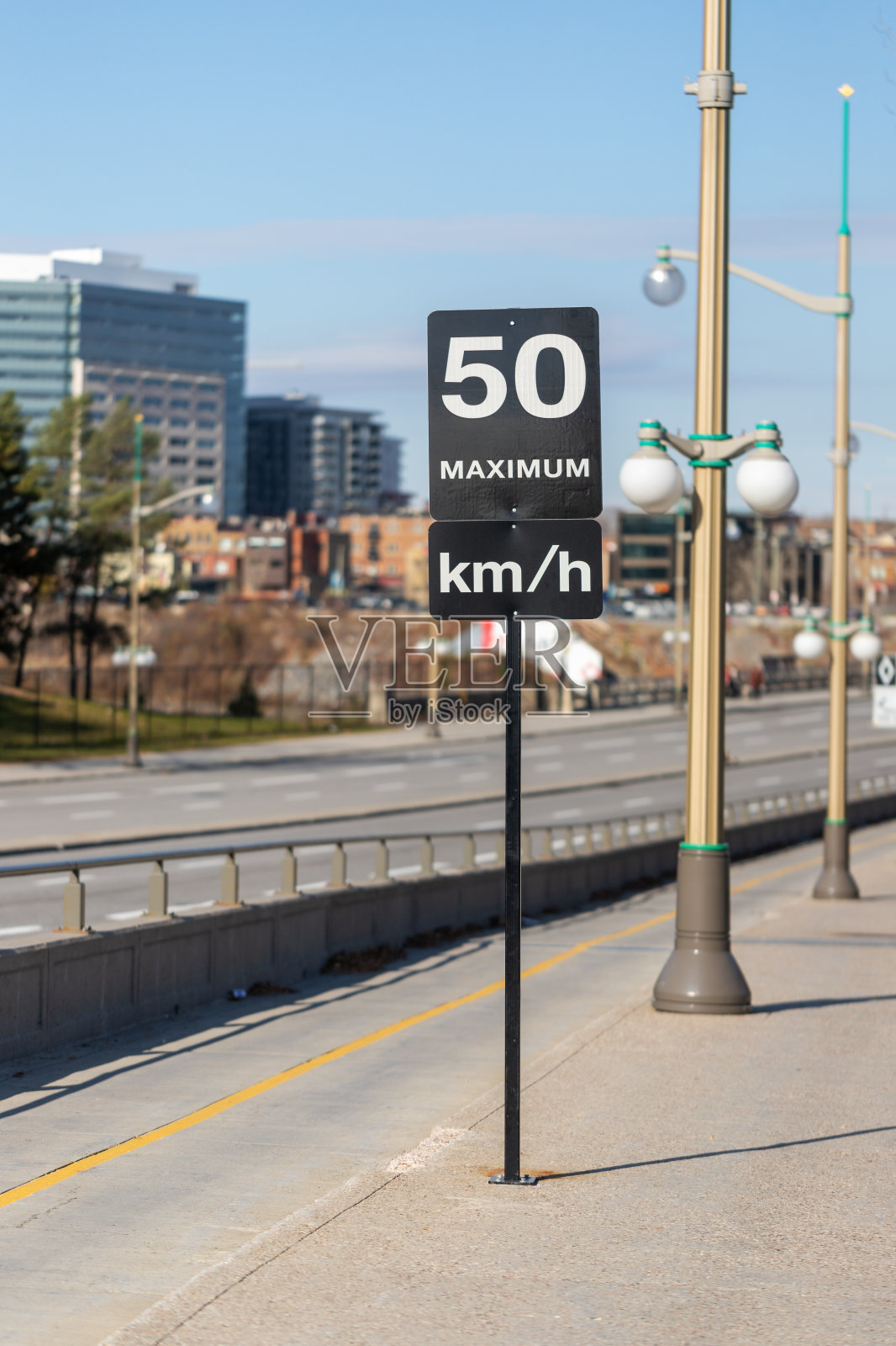 加拿大渥太华市街道上的限速标志，最高时速50公里。照片摄影图片