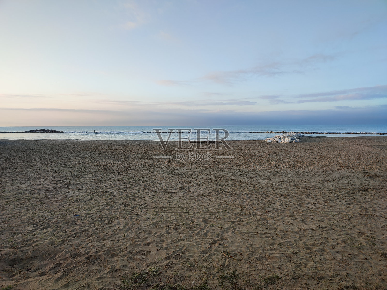 海岸上日出时，太阳和大海之间美丽的灯光表演照片摄影图片