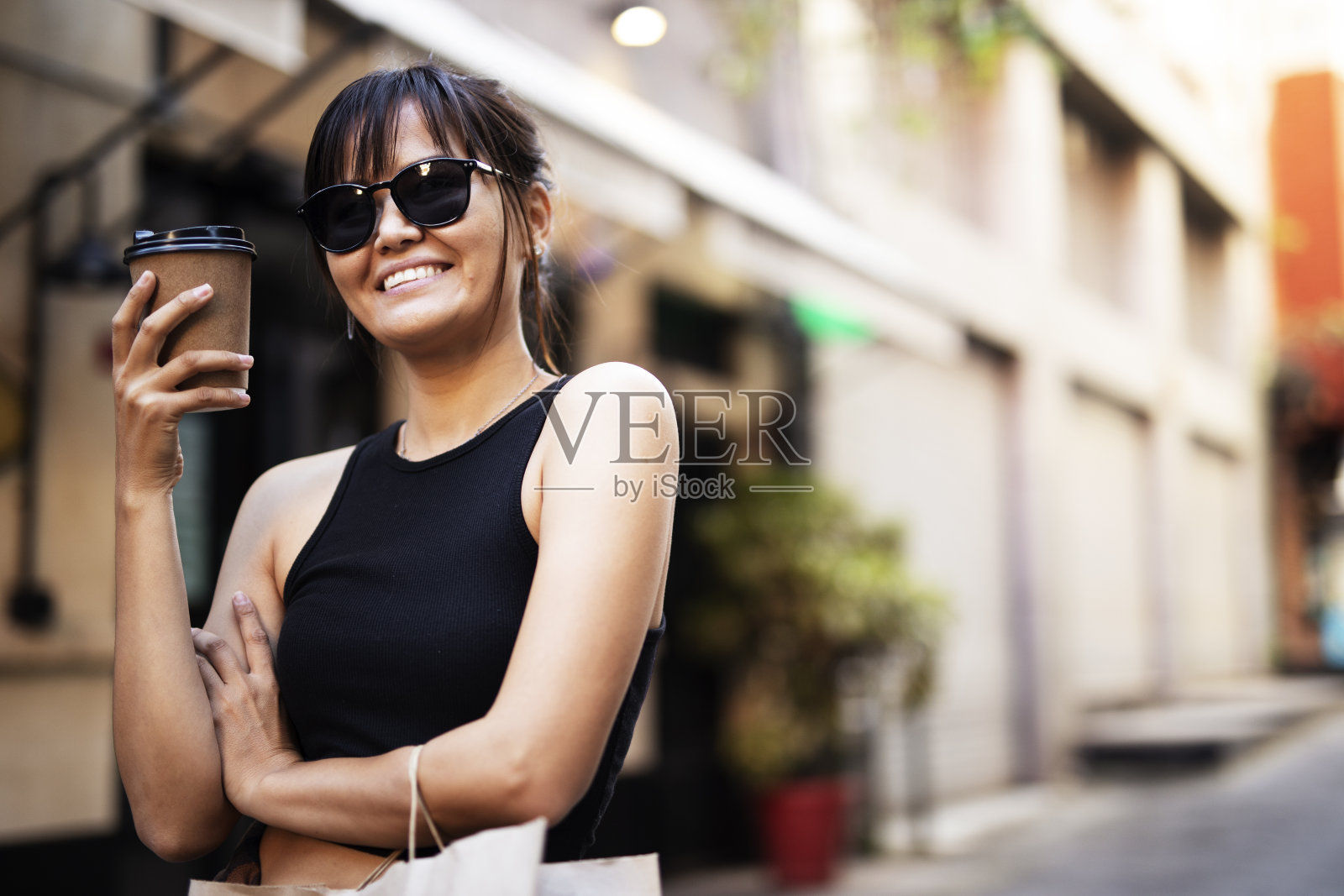 年轻妇女喜欢购物。照片摄影图片