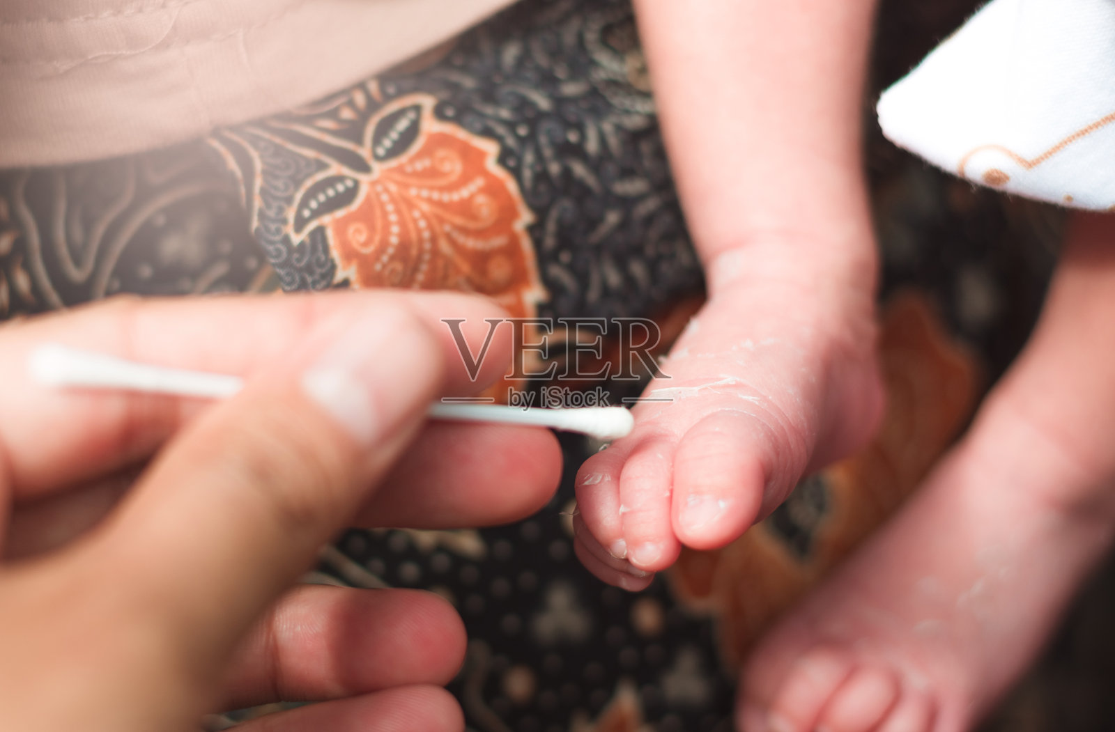 新生婴儿护理照片摄影图片