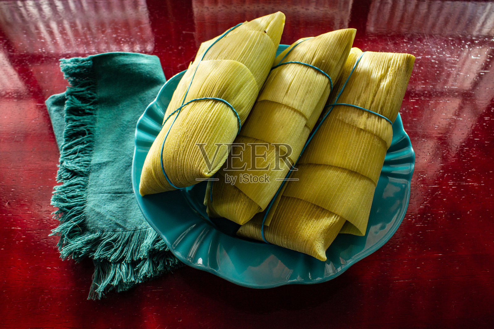 帕蒙哈——一种甜玉米蛋糕。典型的巴西食物。照片摄影图片