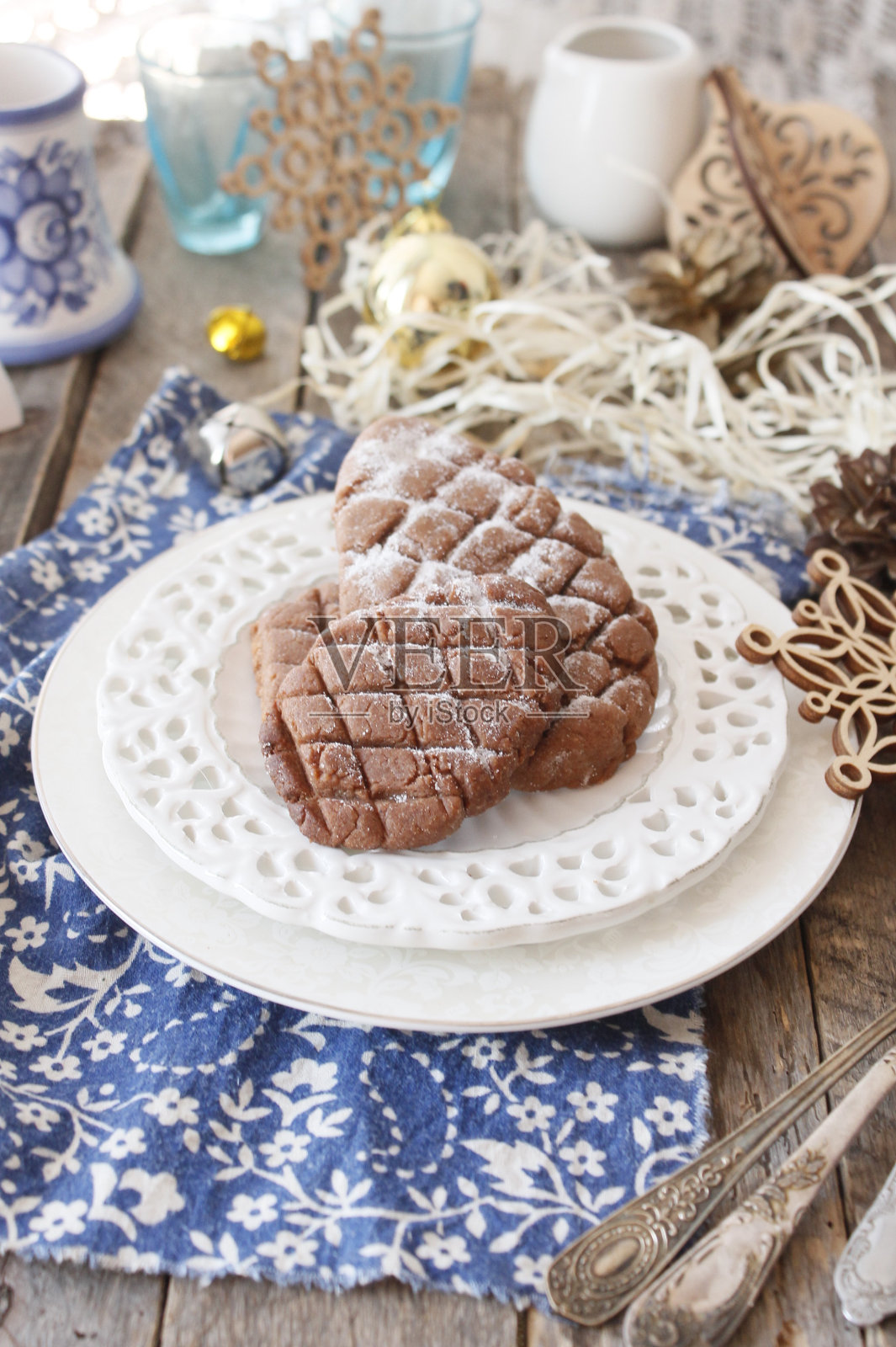 撞的饼干。乡村风格。有选择性的重点。圣诞自制姜饼。照片摄影图片