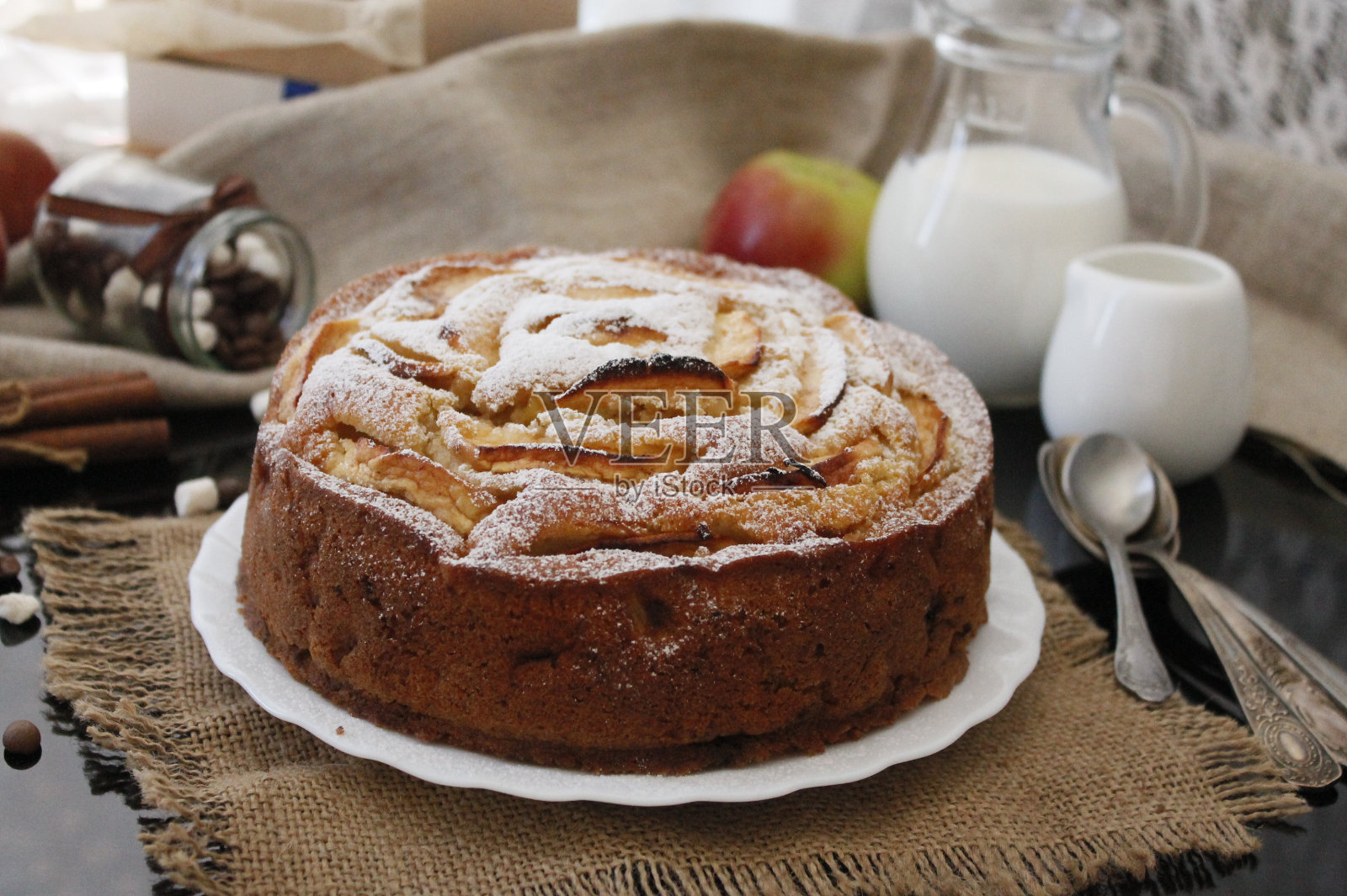 苹果派加香草奶油。照片摄影图片