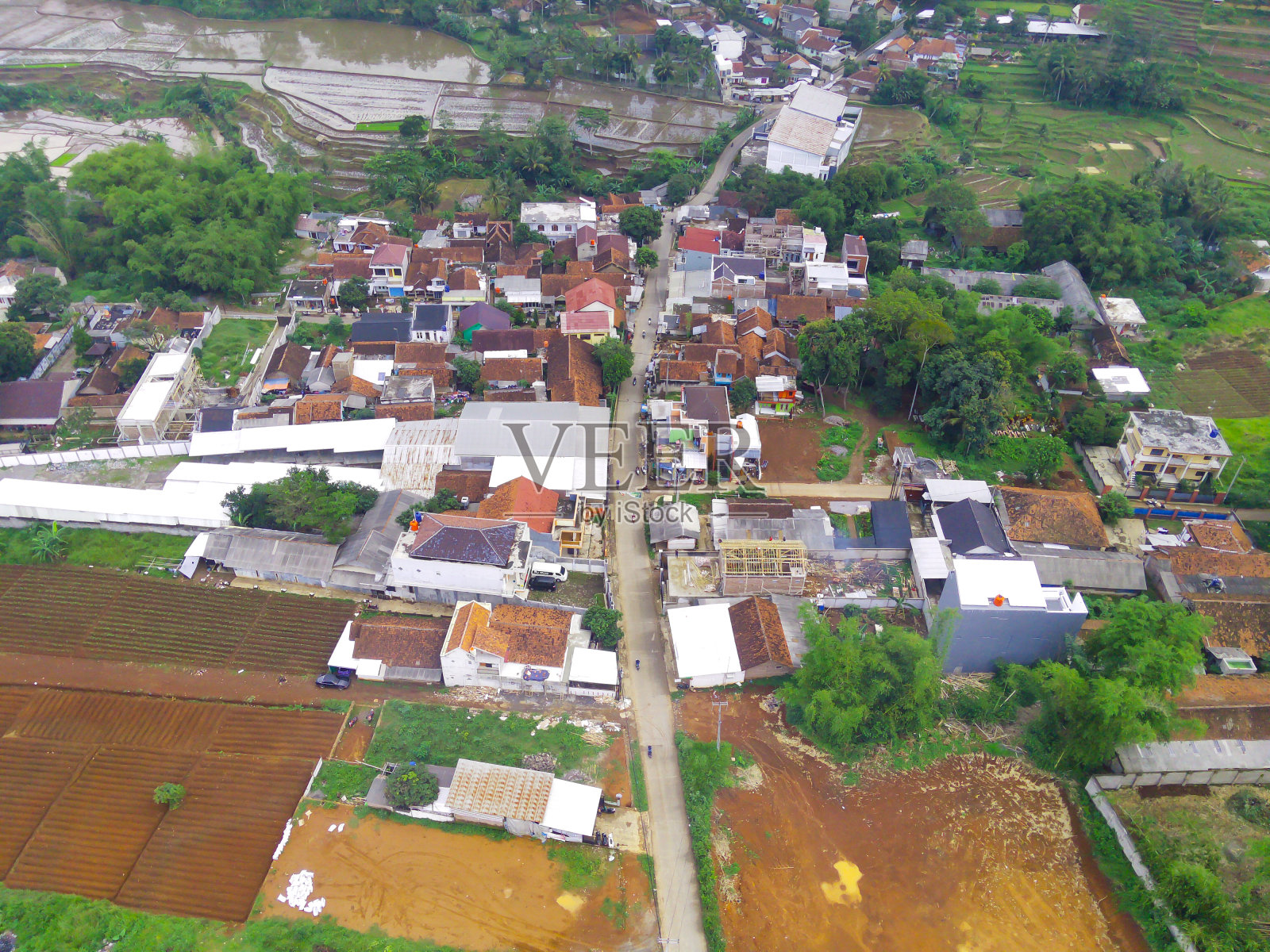 住宅区边缘大片田地的鸟瞰图照片摄影图片