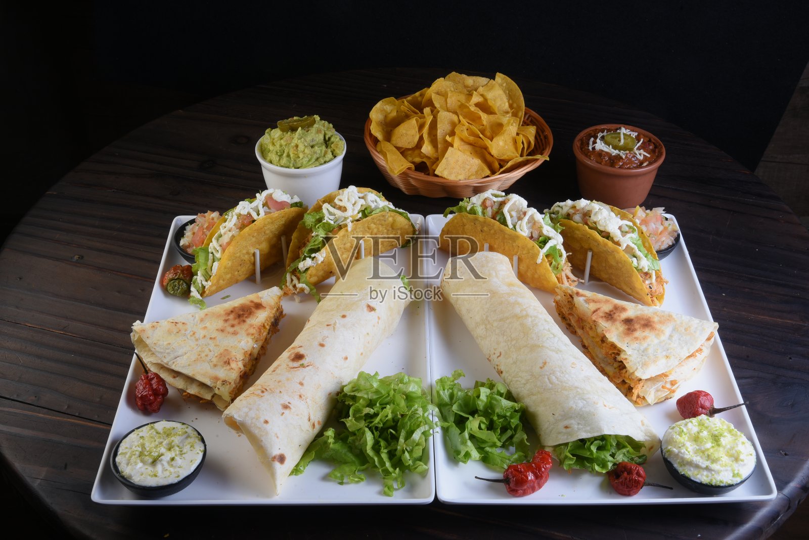 墨西哥玉米卷饼、墨西哥玉米卷配鳄梨酱、辣椒沙拉、墨西哥胡椒，典型的墨西哥风味菜肴照片摄影图片