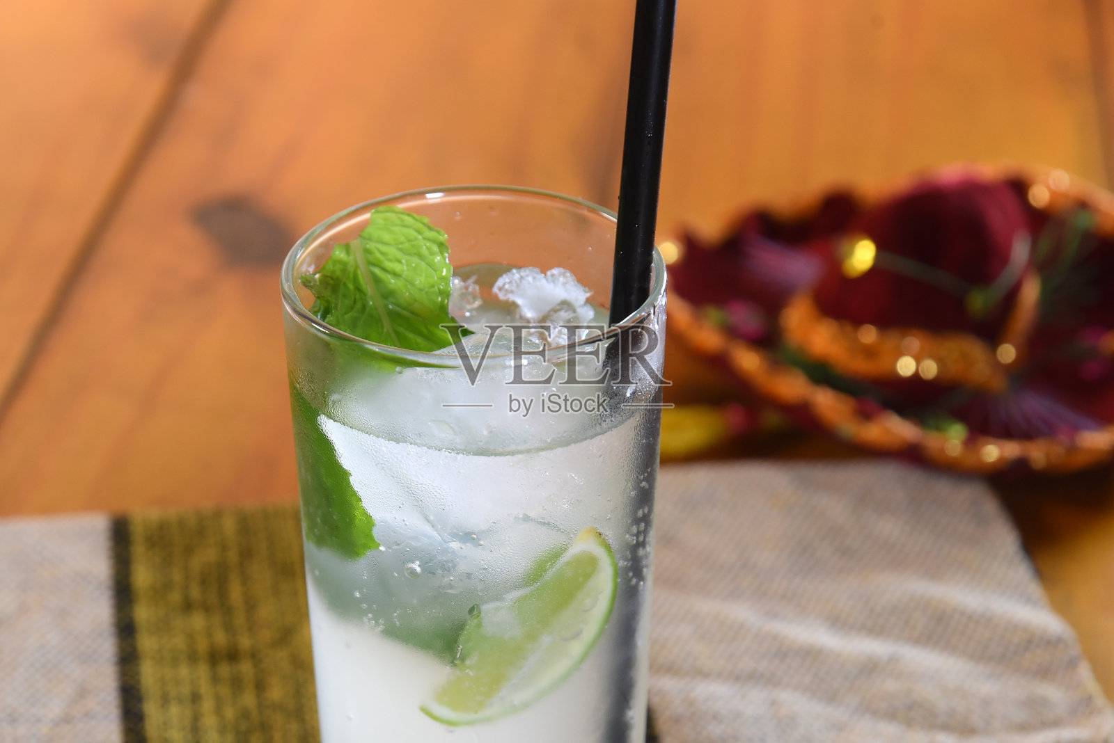 柠檬排毒果汁凯匹林纳苏打水与柠檬热带清爽饮料照片摄影图片