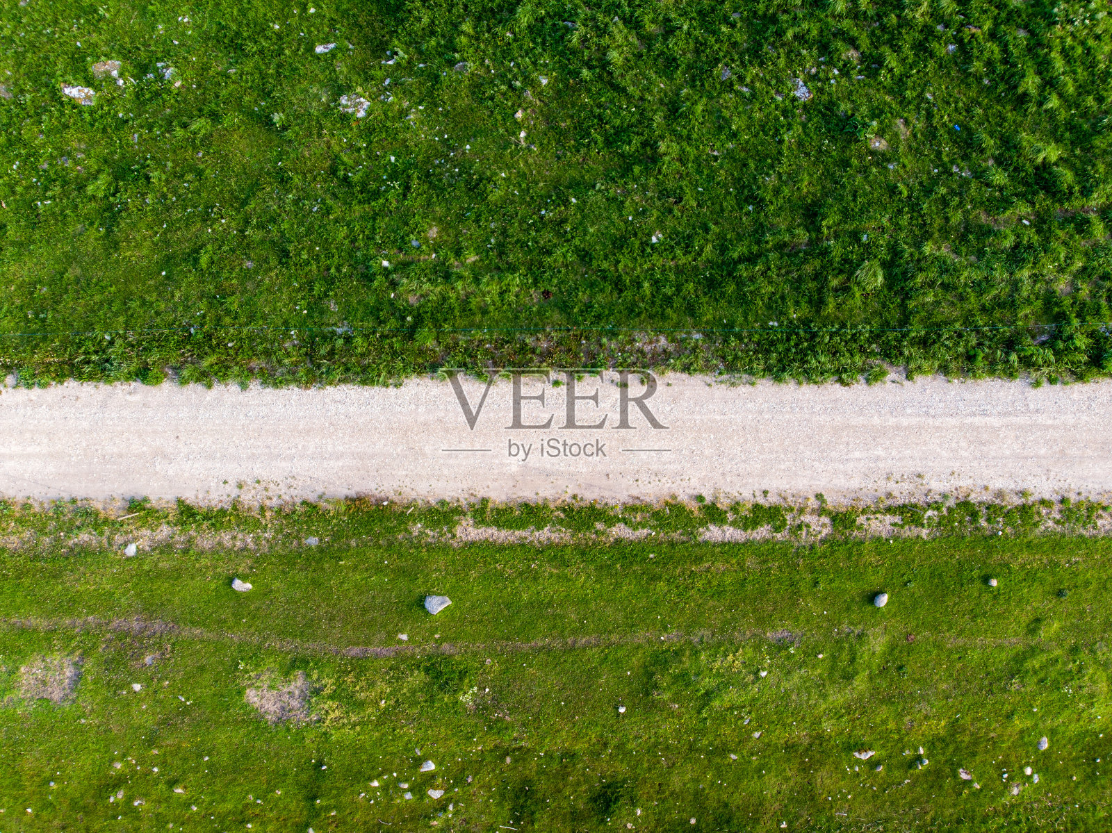 绿色田野之间的砾石路照片摄影图片