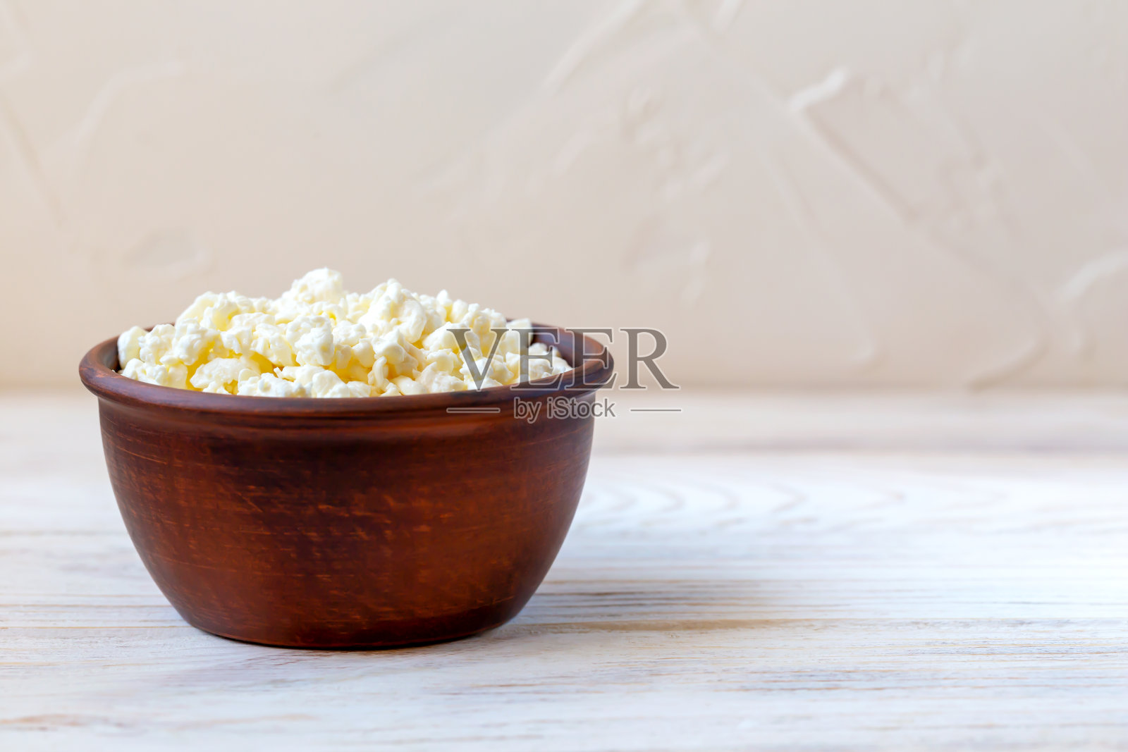 一碗新鲜的白干酪照片摄影图片