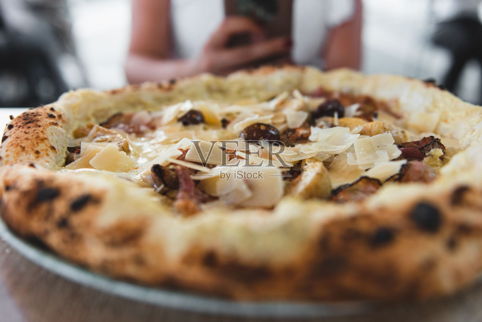 特写美味的那不勒斯披萨与格兰纳帕达诺芝士和洋蓟奶油照片摄影图片