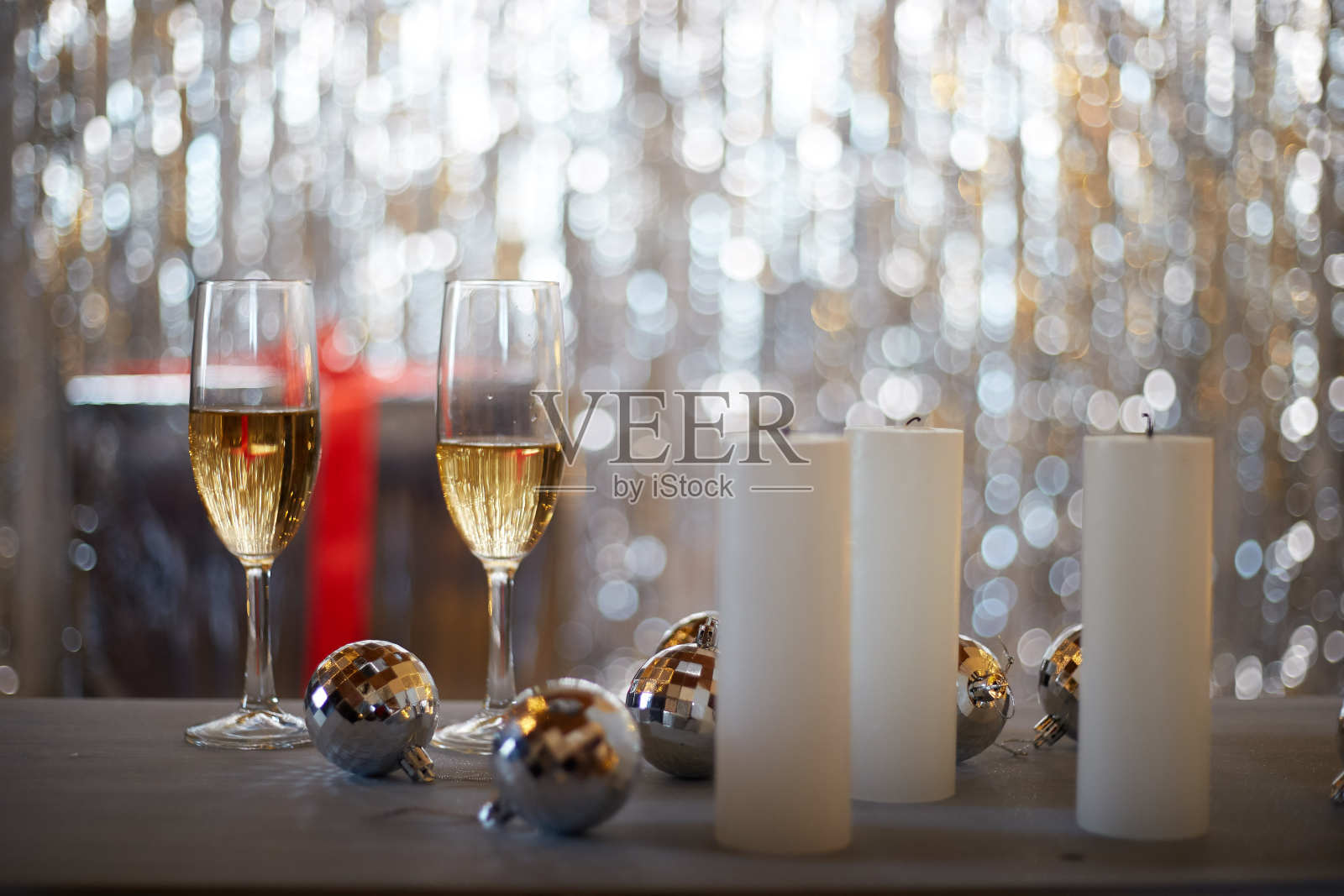 酒杯，蜡烛在银光朦胧的背景上。情人节的浪漫晚餐照片摄影图片