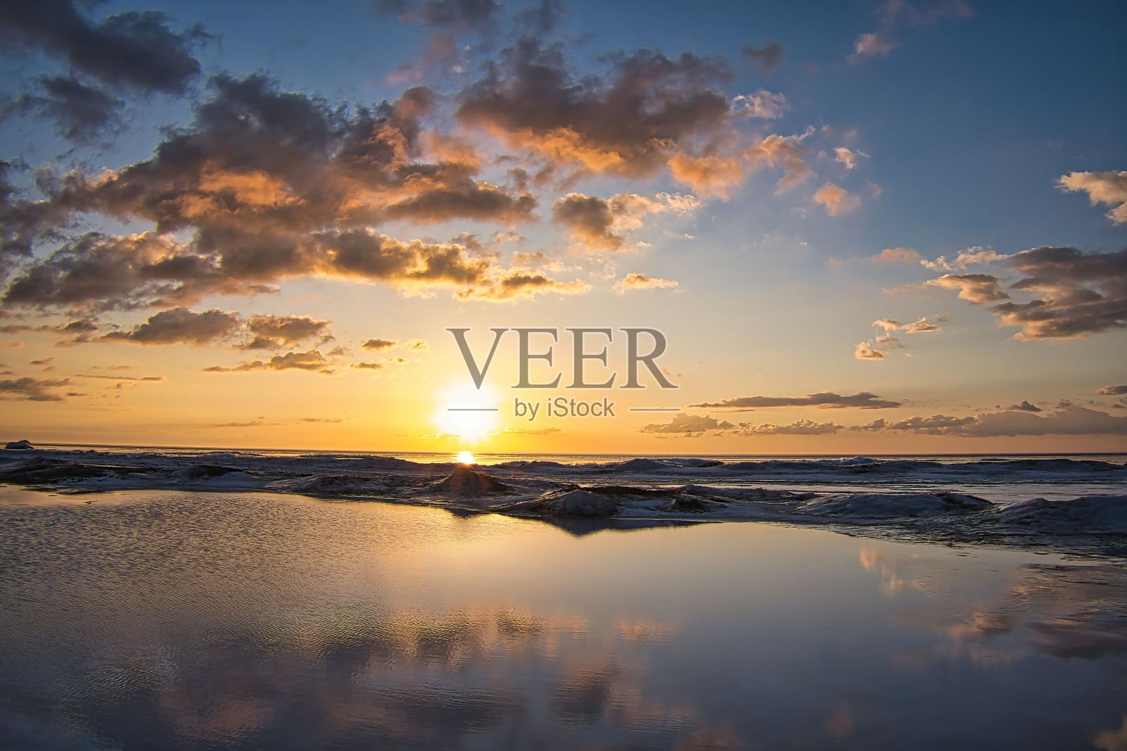 冬天休伦湖上美丽的日落，就在春天到来之前。照片摄影图片