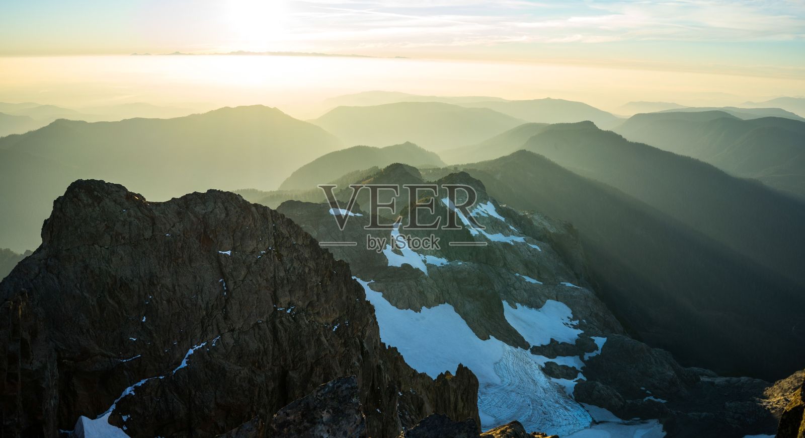 日落时美丽的鸟瞰图。照片摄影图片