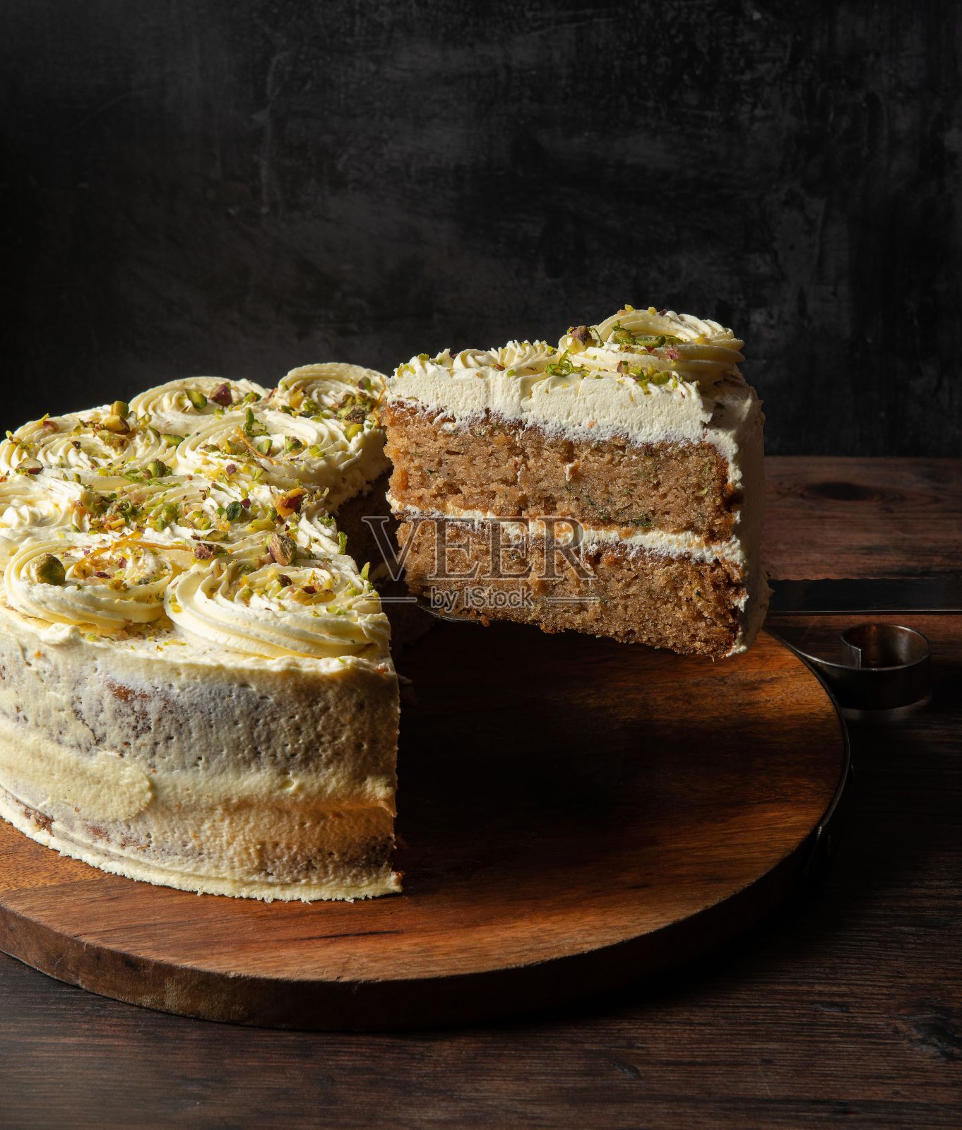 一块蛋糕在木板上的特写照片摄影图片