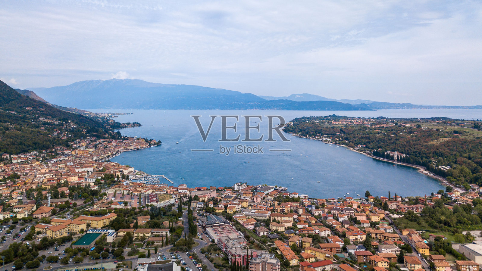 早晨，加尔达湖上的萨洛市鸟瞰图照片摄影图片