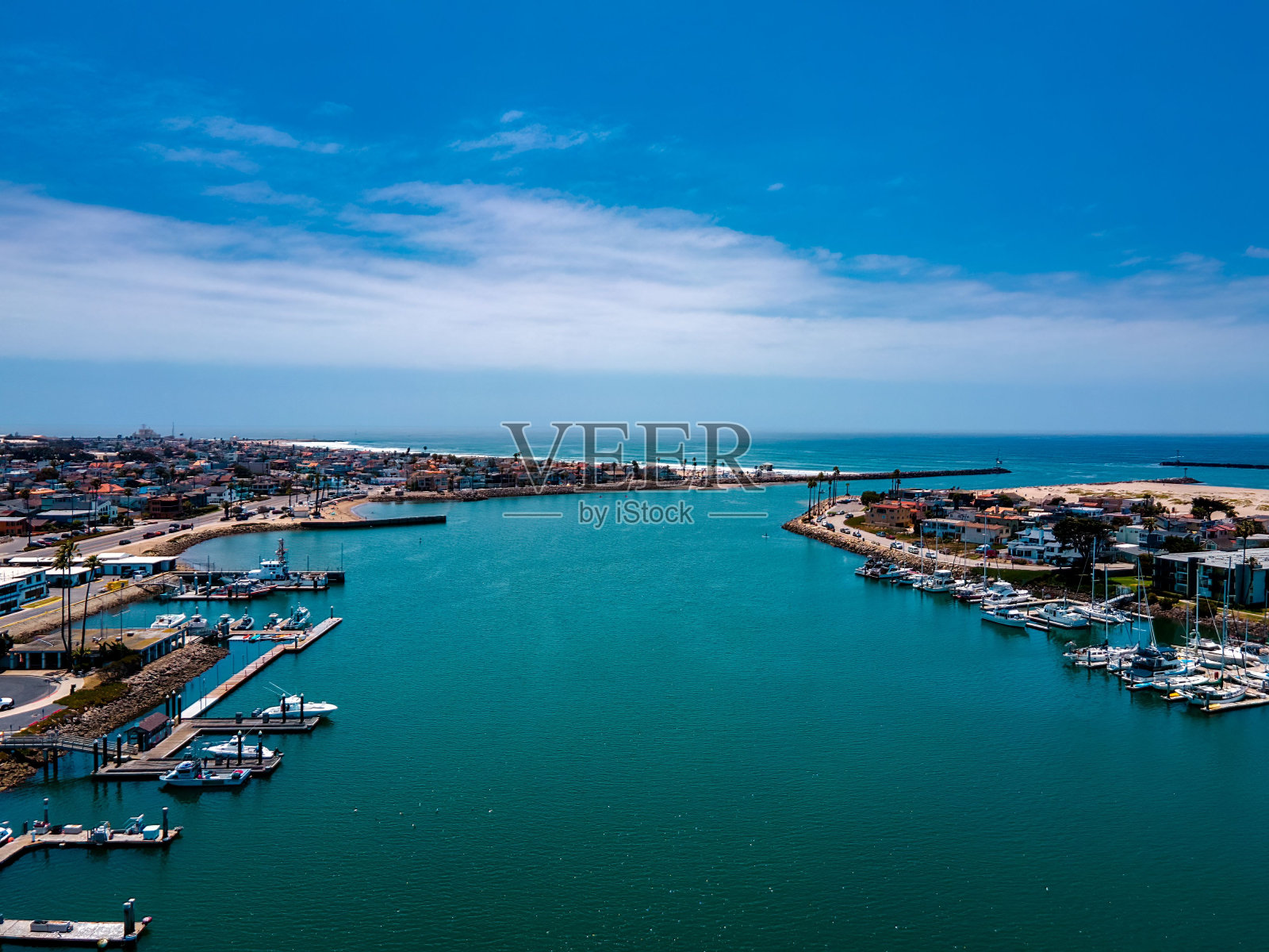 无人机鸟瞰海峡群岛港口的奥克斯纳德海脊，蓝天下的小船与宁静的水照片摄影图片