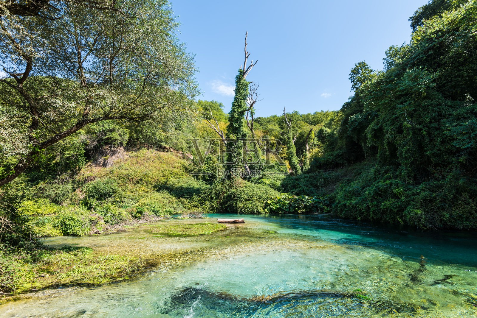阿尔巴尼亚萨兰德附近的蓝眼泉照片摄影图片