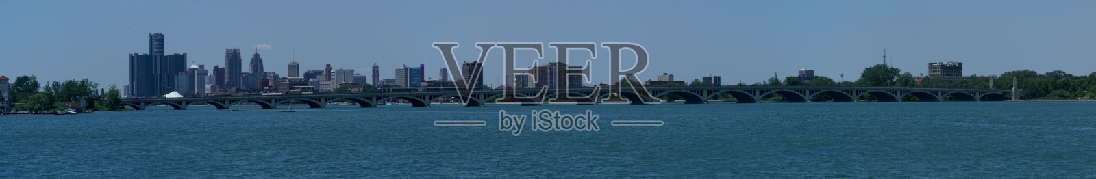 百丽岛的海岸线上的建筑在晴朗的天空下的全景照片照片摄影图片