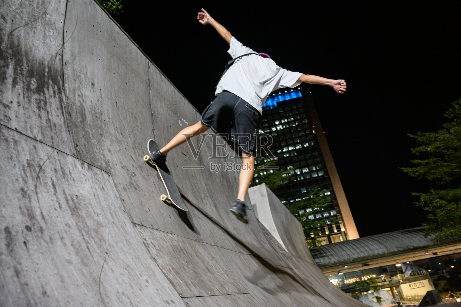 年轻人在滑板公园玩滑板照片摄影图片