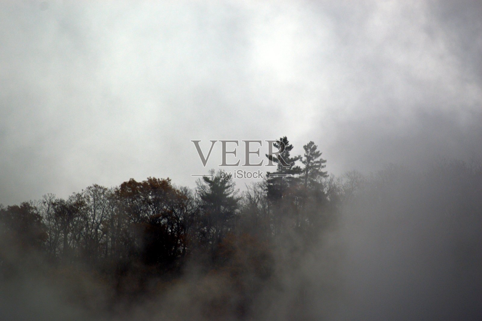 云层低垂在蓝岭山脉上空照片摄影图片