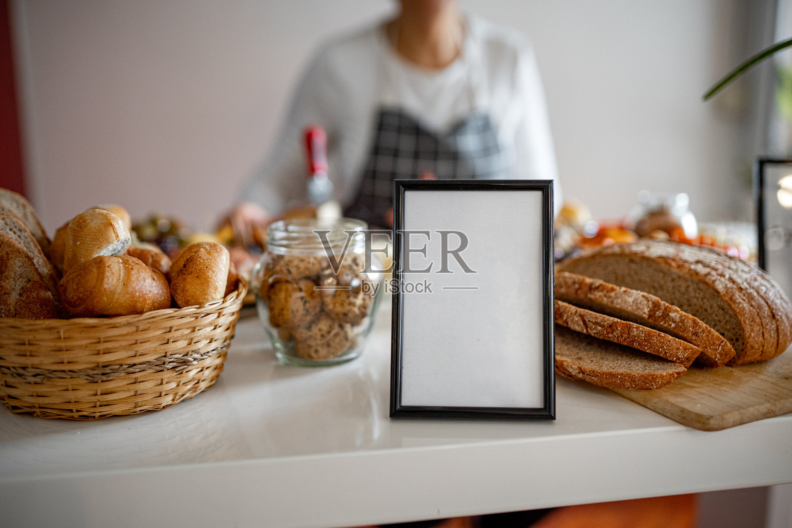 这位女士正在准备家宴照片摄影图片