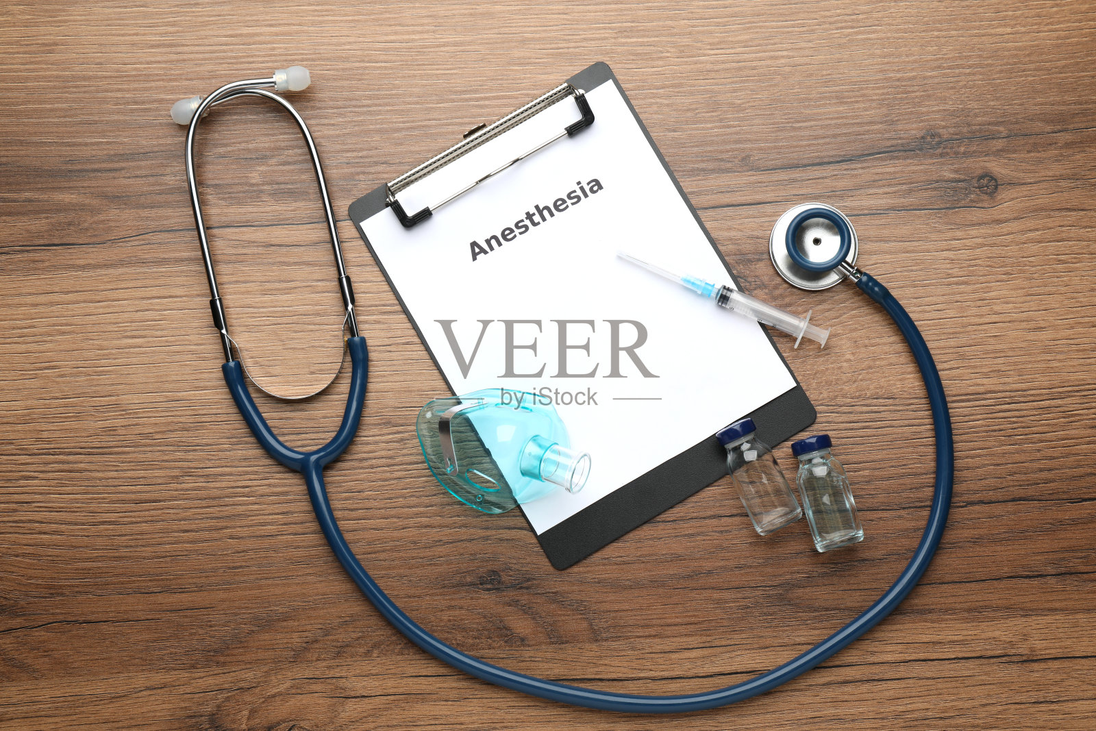 木板上平铺有文字麻醉和药物的写字板照片摄影图片