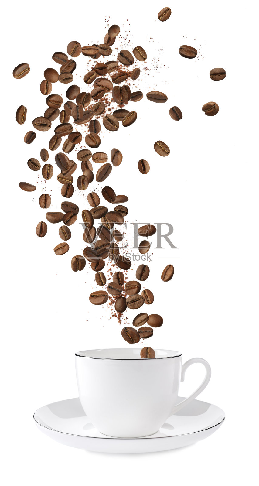 芳香的烘焙咖啡豆落入杯中，白色背景照片摄影图片