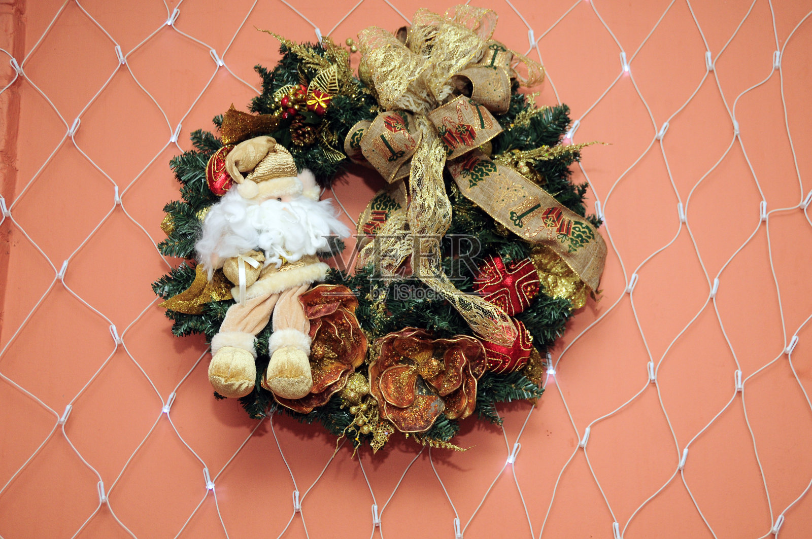 漂亮的圣诞装饰，有球、花环、圣诞老人饰品照片摄影图片