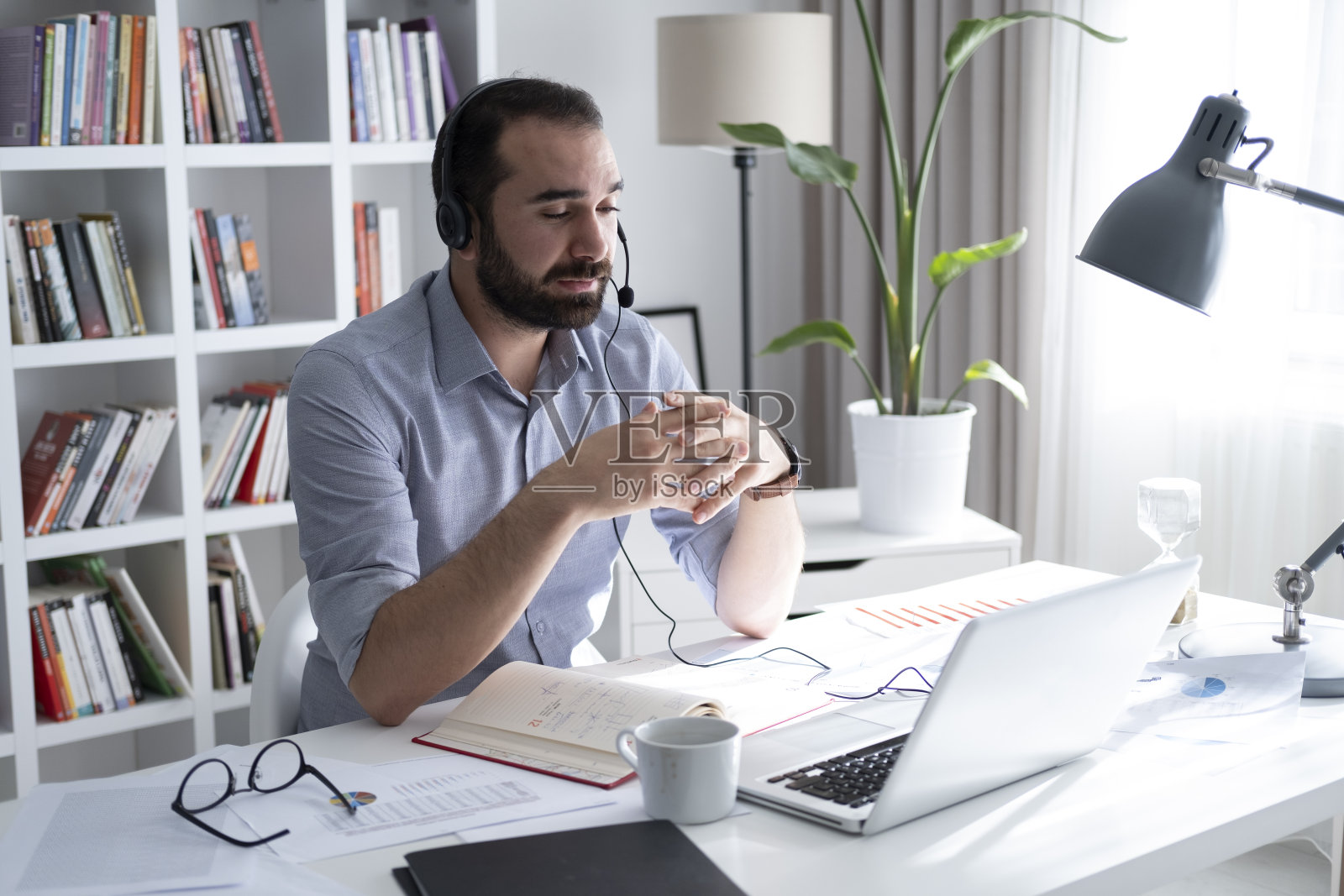 在家里办公的商人照片摄影图片