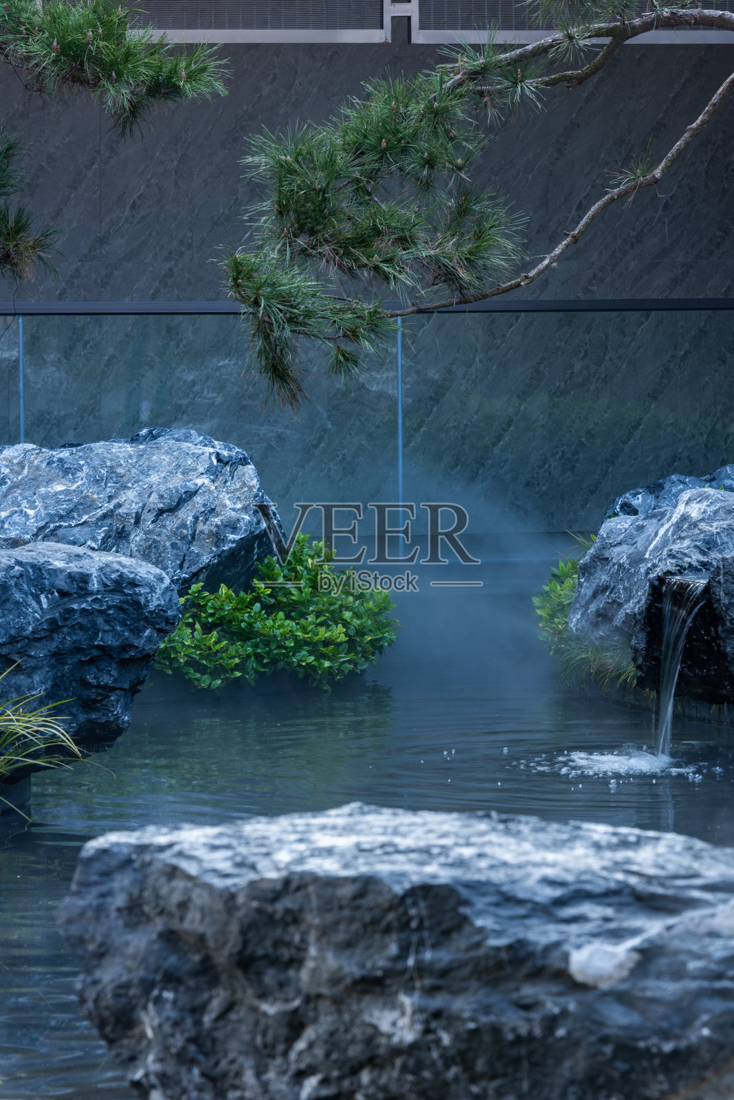 现代住宅园林景观，山石、绿植照片摄影图片