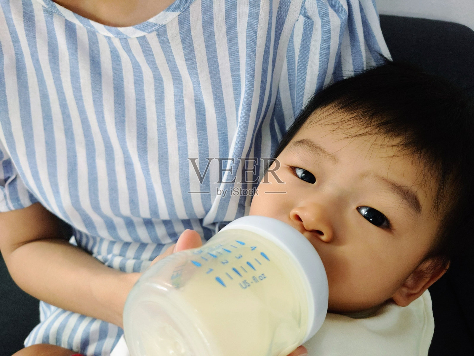 一个母亲给她的孩子喂奶的特写镜头照片摄影图片