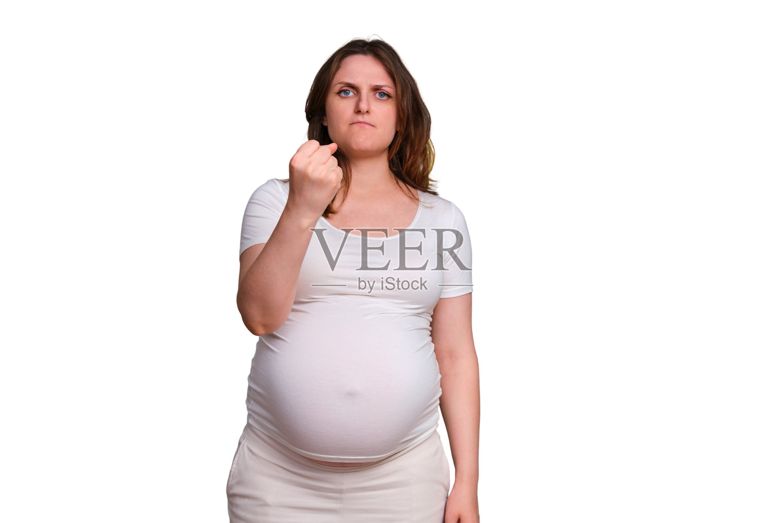孕妇的拳头向前的威胁手势，白色背景的演播室拍摄照片摄影图片