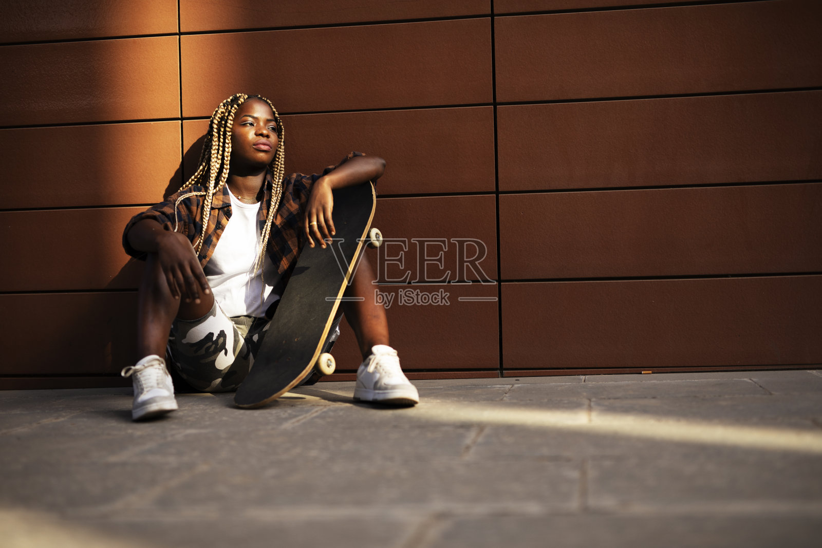 玩滑板的非洲妇女。照片摄影图片