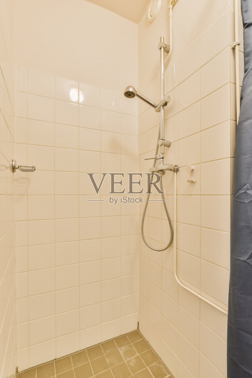 白色瓷砖浴室里的淋浴照片摄影图片