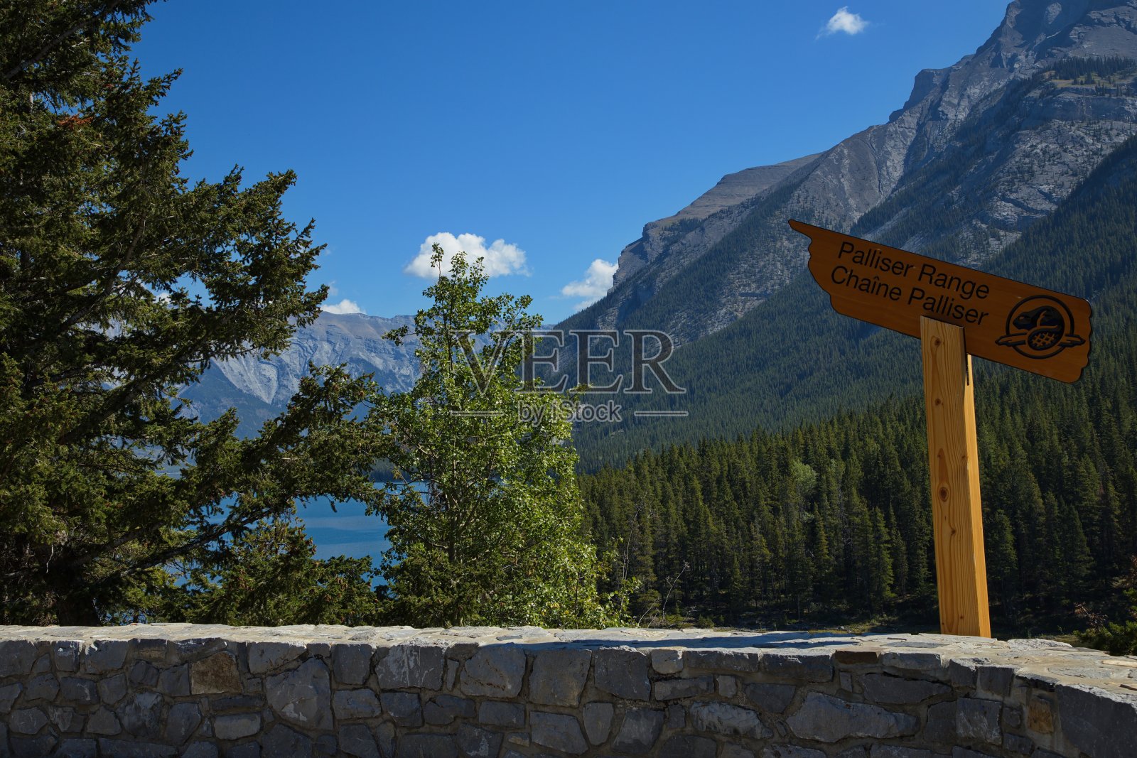 明尼万卡湖在班夫国家公园，阿尔伯塔省，加拿大，北美照片摄影图片