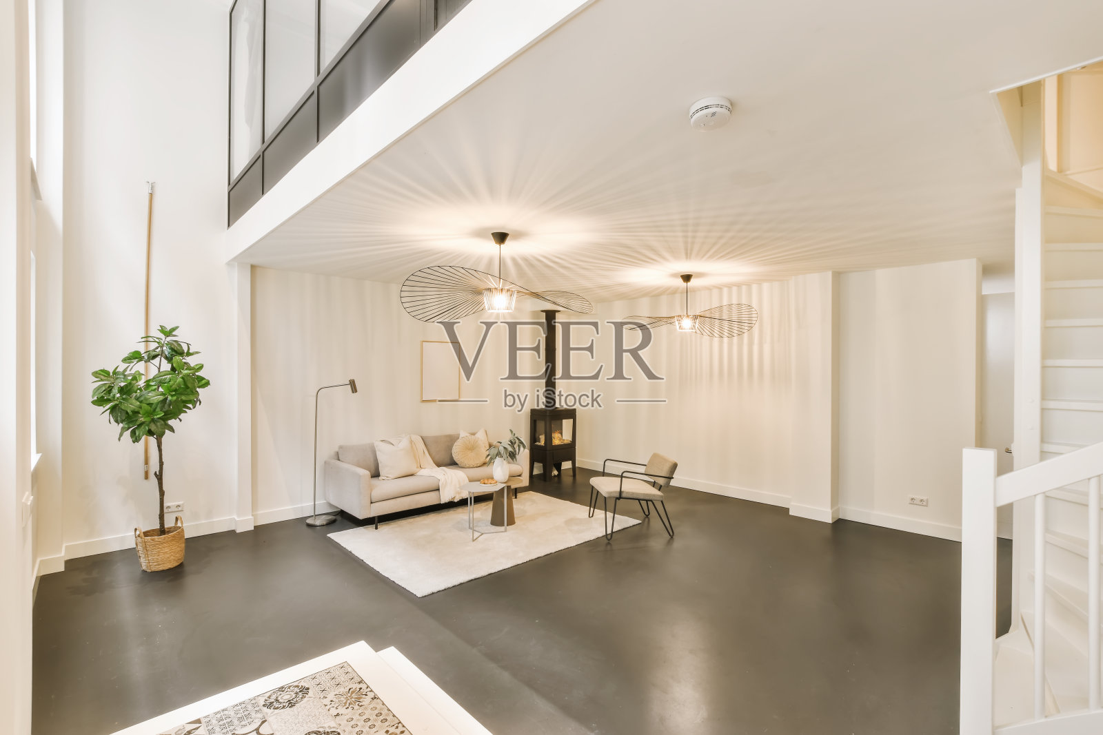 一间有白色墙壁和黑色壁炉的客厅照片摄影图片