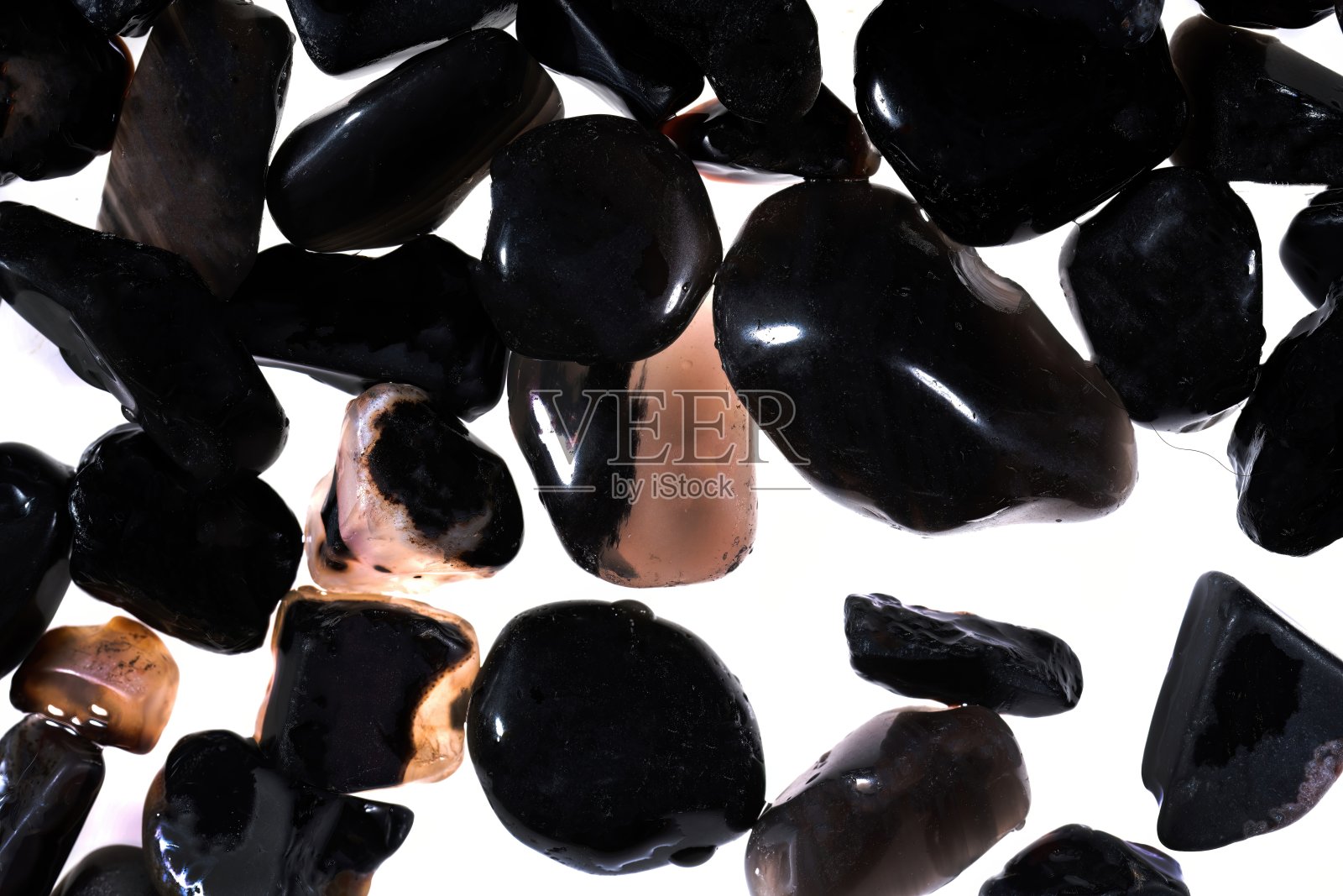 玛瑙晶体截面背景。天然半透明玛瑙晶体表面片。矿石的宏观特写，抽象结构照片摄影图片