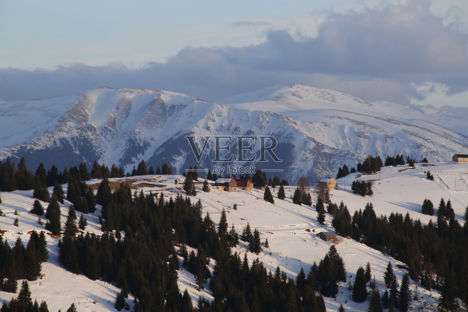 鸟瞰雪山景观照片摄影图片